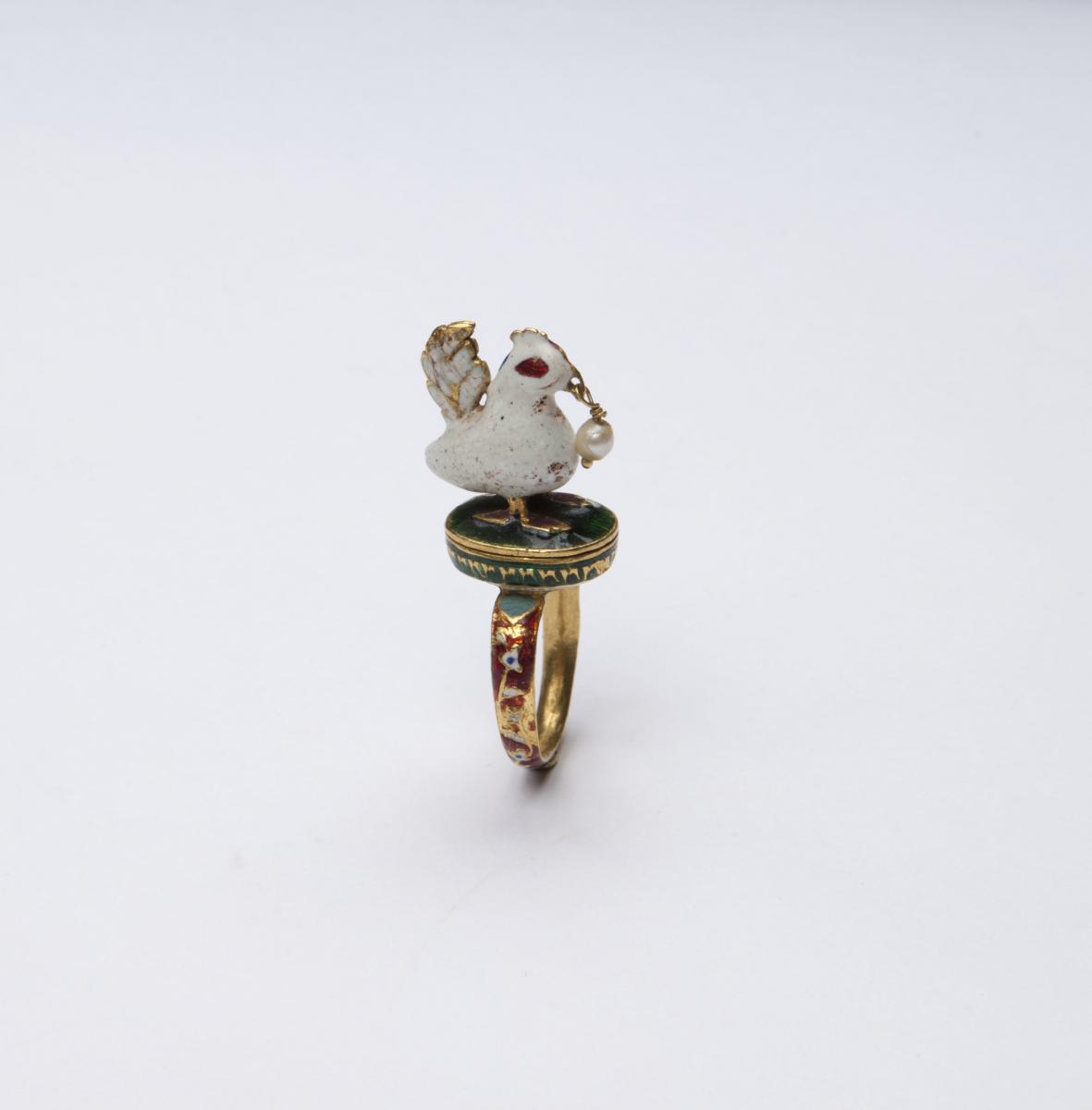 A Gold and Enamel Ring in the Form of a Rooster Mughal India 17 - 18th Century