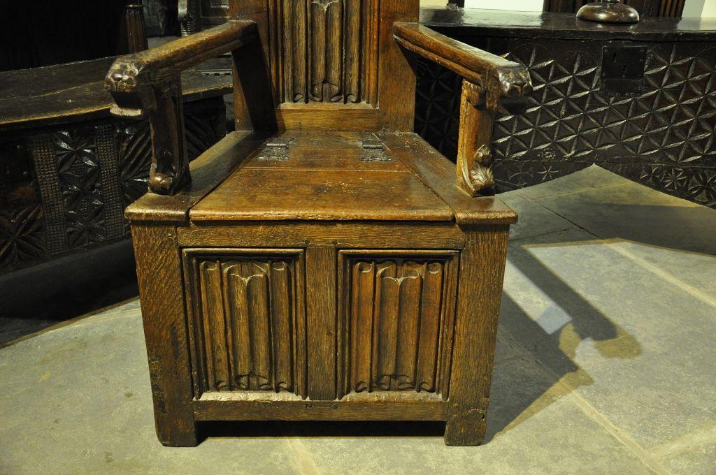 16TH CENTURY ENGLISH OAK BOX SEATED LINENFOLD CAQUETEUSE TYPE ARMCHAIR. CIRCA 1570.
