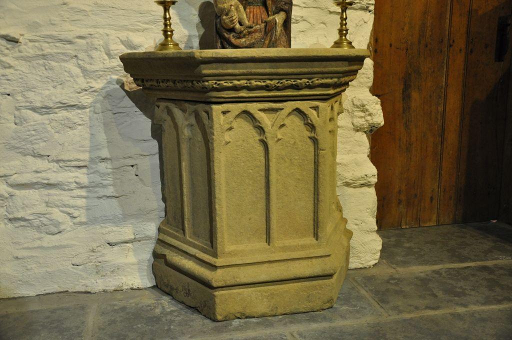 MEDIEVAL ENGLISH LIMESTONE CONSOLE TABLE OF CREDENCE FORM. CIRCA 1500.