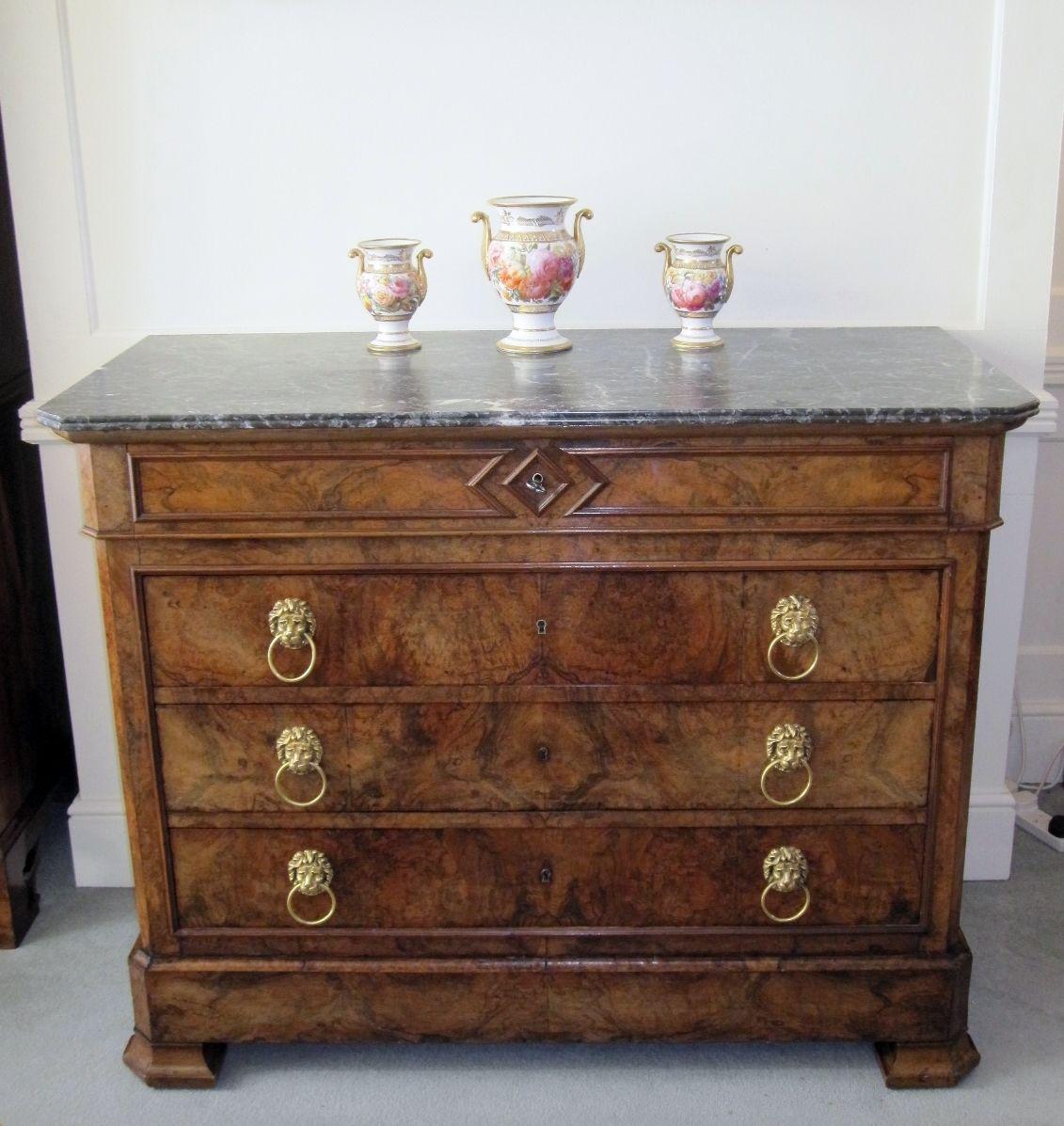 EARLY 19TH CENTURY FRENCH WALNUT COMMODE