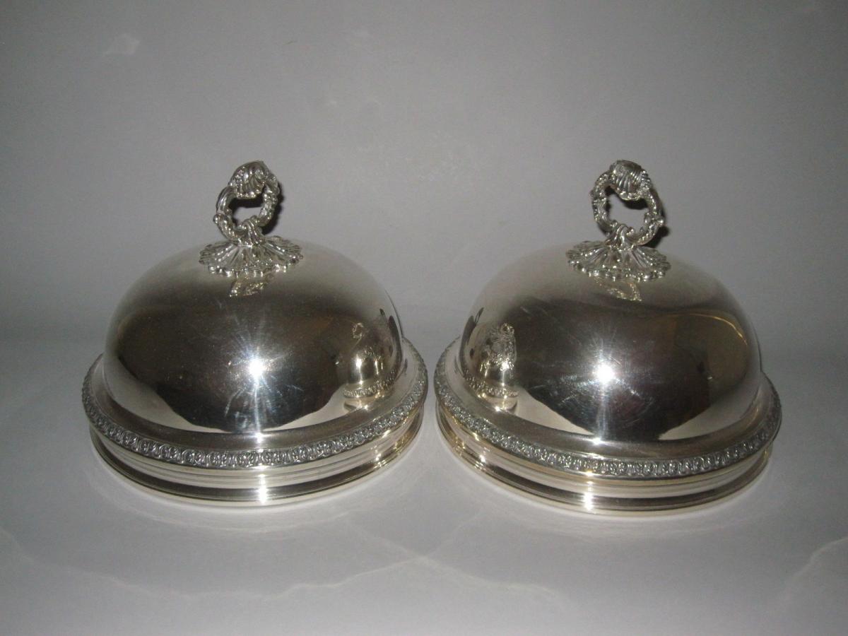 PAIR OF REGENCY PERIOD OLD SHEFFIELD PLATE SILVER DISH COVERS. GEORGE IV, CIRCA 1825. 