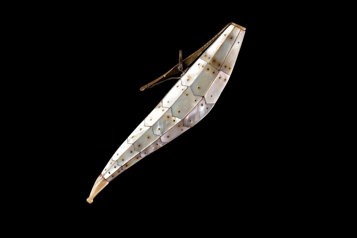 Mughal Indo-Portuguese Gujarati Fish Shaped Mother of Pearl and Brass Mounted Priming Flask ‘Barutdan’