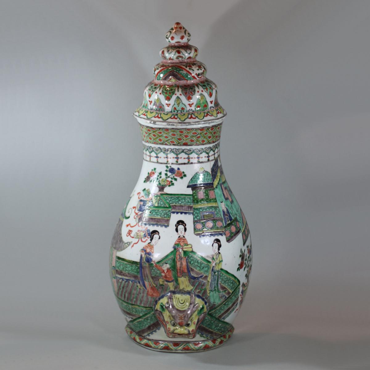 Chinese famille verte wall urn and cover, Kangxi (1662-1722)