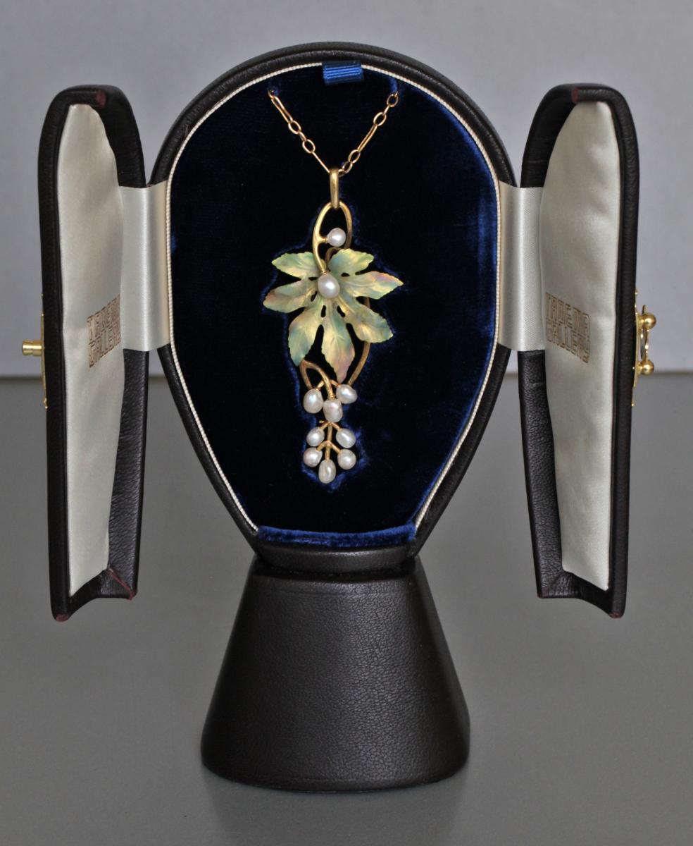 Art Nouveau Pendant Attributed to FERDINAND ZERRENNER (worked from c.1900)