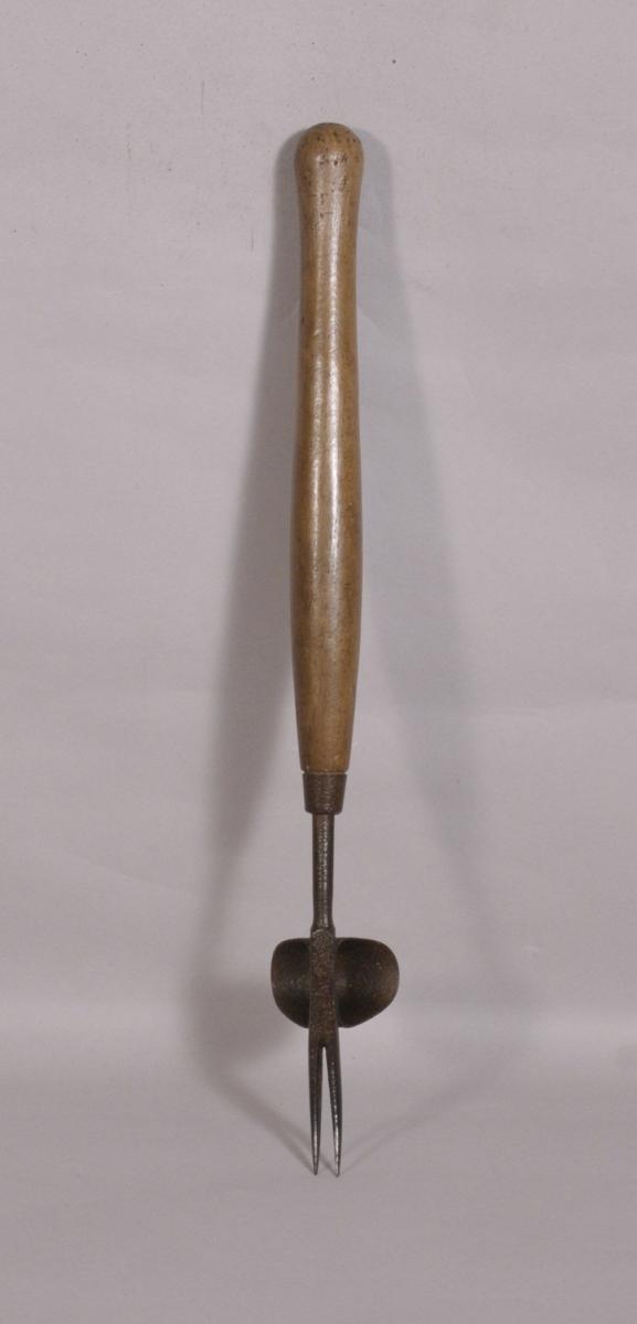 S/3542 Antique Late Victorian Beech Handled Lady's Daisy Grubber