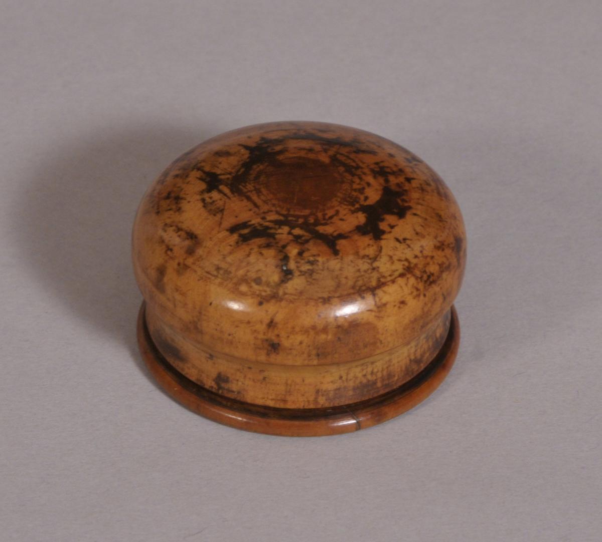 S/3547 Antique Treen 19th Century Boxwood Patch or Pill Box