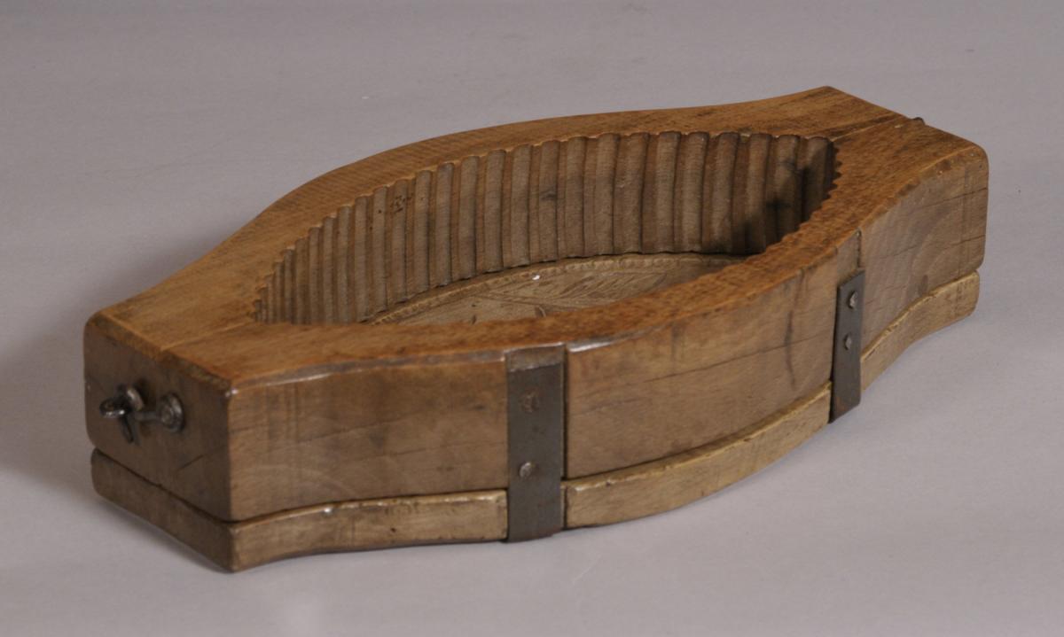 S/3565 Antique Treen 19th Century Sycamore Butter Mould