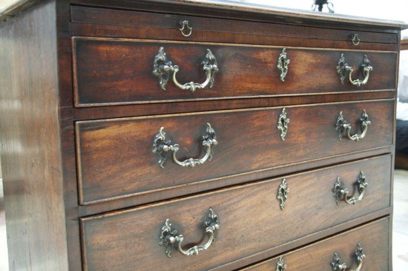 Mahogany chest of drawers with brushing slide