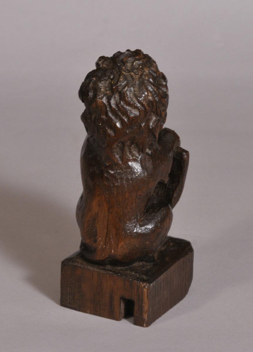 S/3599 Antique 18th Century Carved Oak Lion Finial