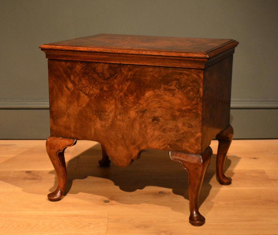 A George II veneered walnut close stool standing on 4 cabriole legs