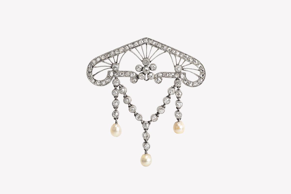 Art Nouveau Brooch with Diamonds and Natural Pearls in Platinum, English circa 1890