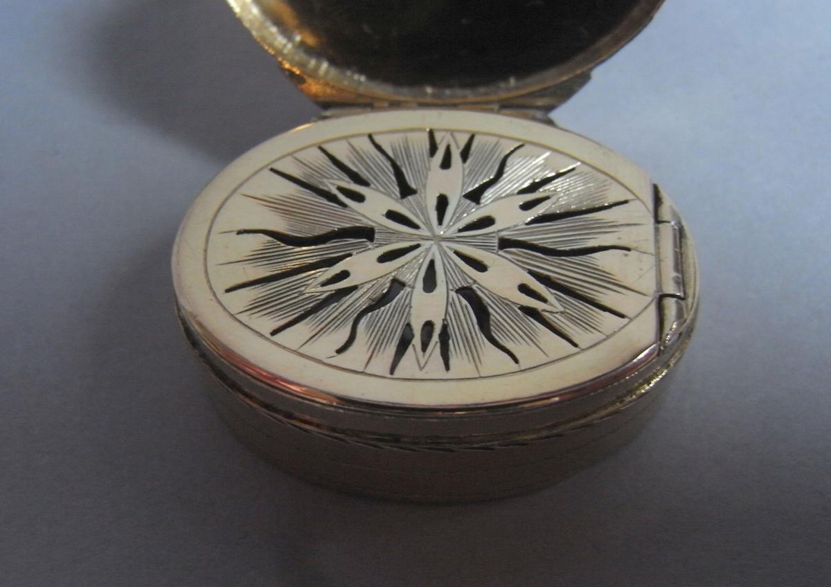 A very fine George III silver gilt oval Vinaigrette made in London in 1800 by Lockwood & Douglas