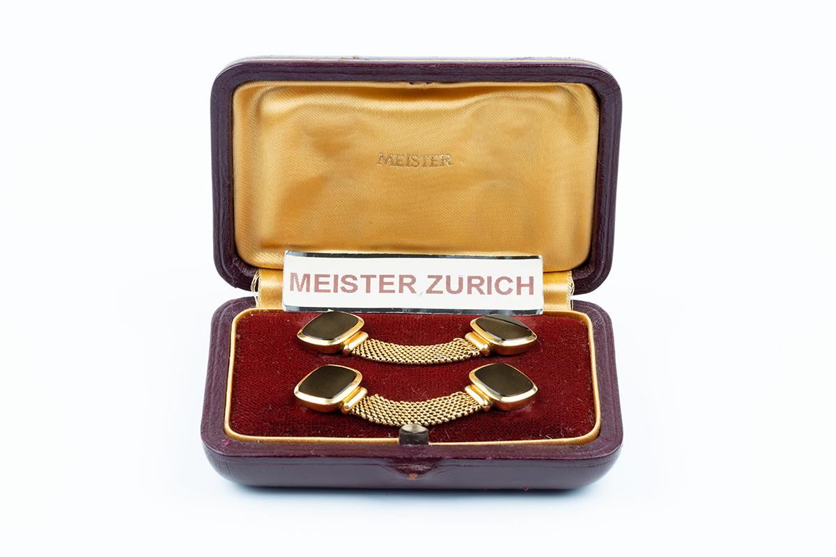 Vintage Meister “Around the Cuff” Links with Onyx set in 18 Karat Yellow Gold, Swiss/German circa 1950