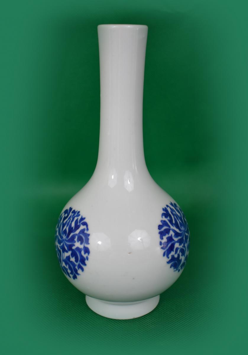 A blue and white pear-shaped vase Qing dynasty painted with lotus roundels. (5153)
