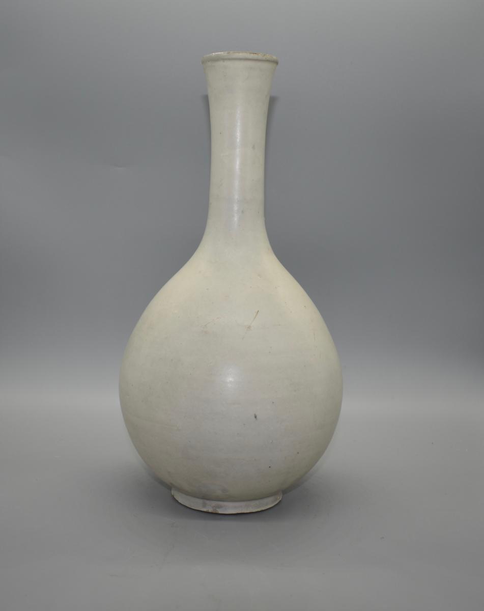 Slender Neck Ding-Type Bottle Vase