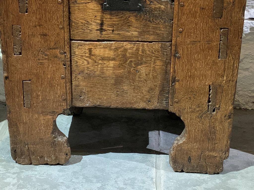 A RARE AND IMPORTANT 14TH CENTURY ENGLISH OAK CLAMP FRONT CHEST. HEREFORDSHIRE /SHROPSHIRE. CIRCA 1350-80.