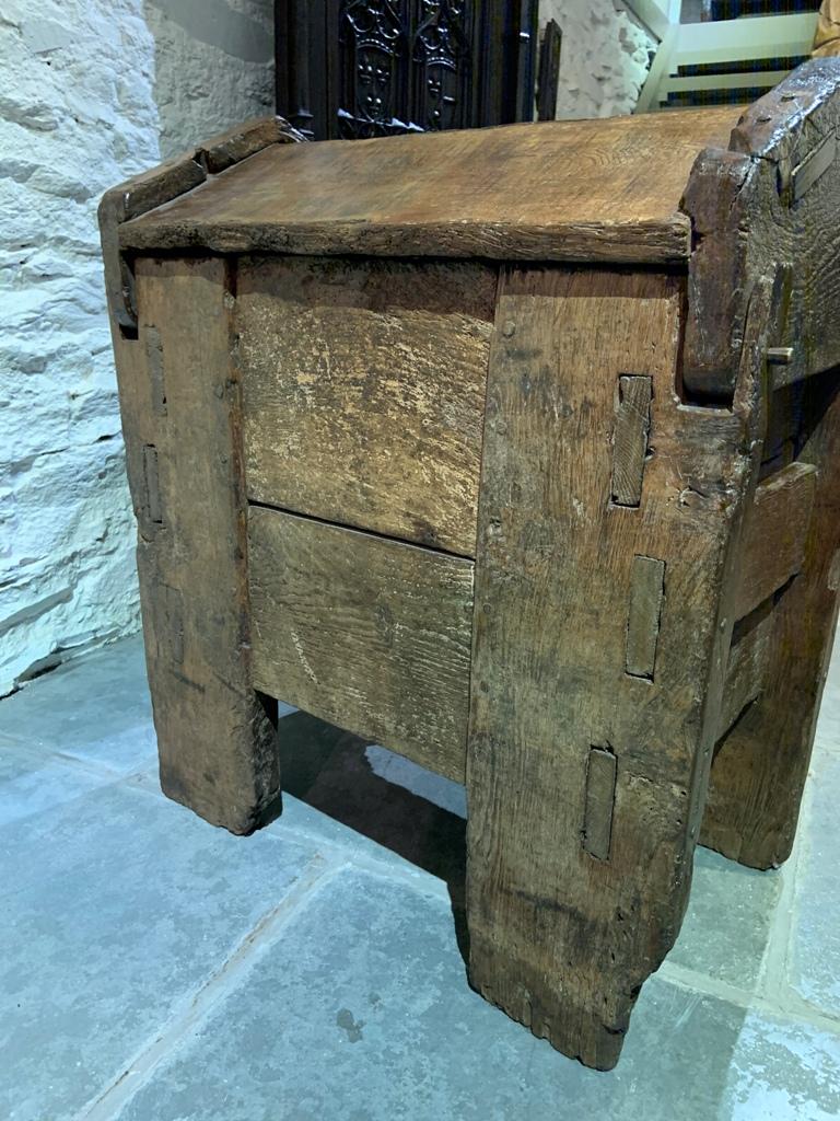 A RARE AND IMPORTANT 14TH CENTURY ENGLISH OAK CLAMP FRONT CHEST. HEREFORDSHIRE /SHROPSHIRE. CIRCA 1350-80.