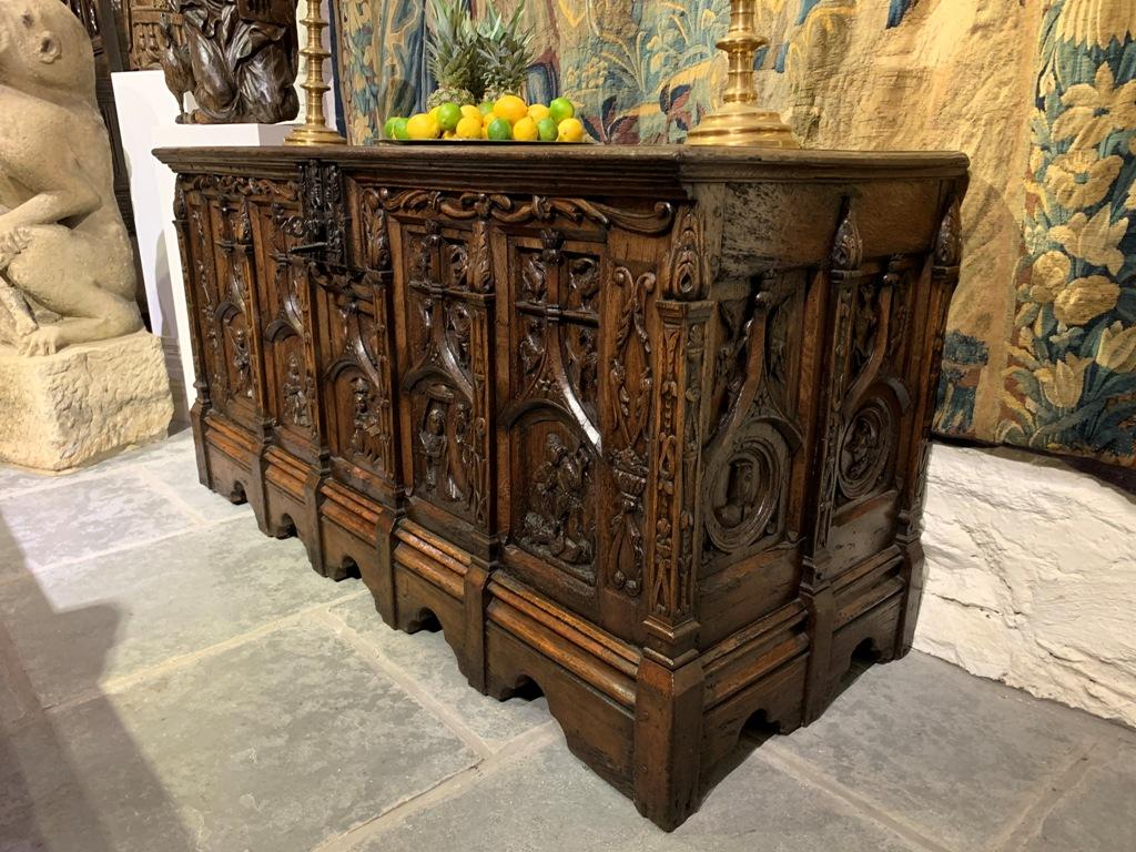 A TRULY OUTSTANDING LATE 15TH/EARLY 16TH CENTURY CARVED OAK CHEST. CIRCA 1480-1520.