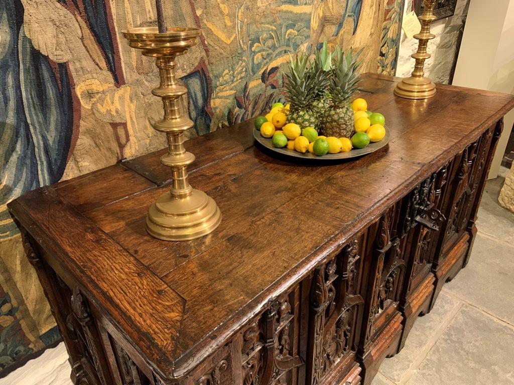 A TRULY OUTSTANDING LATE 15TH/EARLY 16TH CENTURY CARVED OAK CHEST. CIRCA 1480-1520.