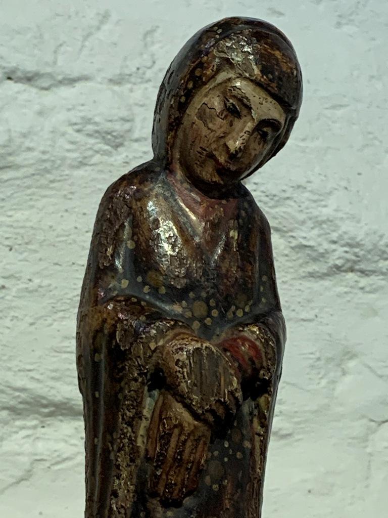 AN EXTREMELY RARE AND BEAUTIFUL ROMANESQUE SCULPTURE OF THE VIRGIN MARY. NORTHERN SPAIN. CIRCA 1220.