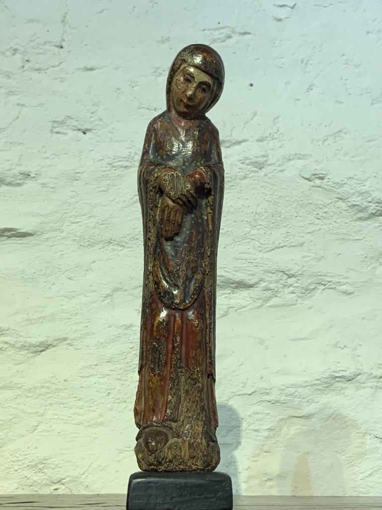 AN EXTREMELY RARE AND BEAUTIFUL ROMANESQUE SCULPTURE OF THE VIRGIN MARY. NORTHERN SPAIN. CIRCA 1220.