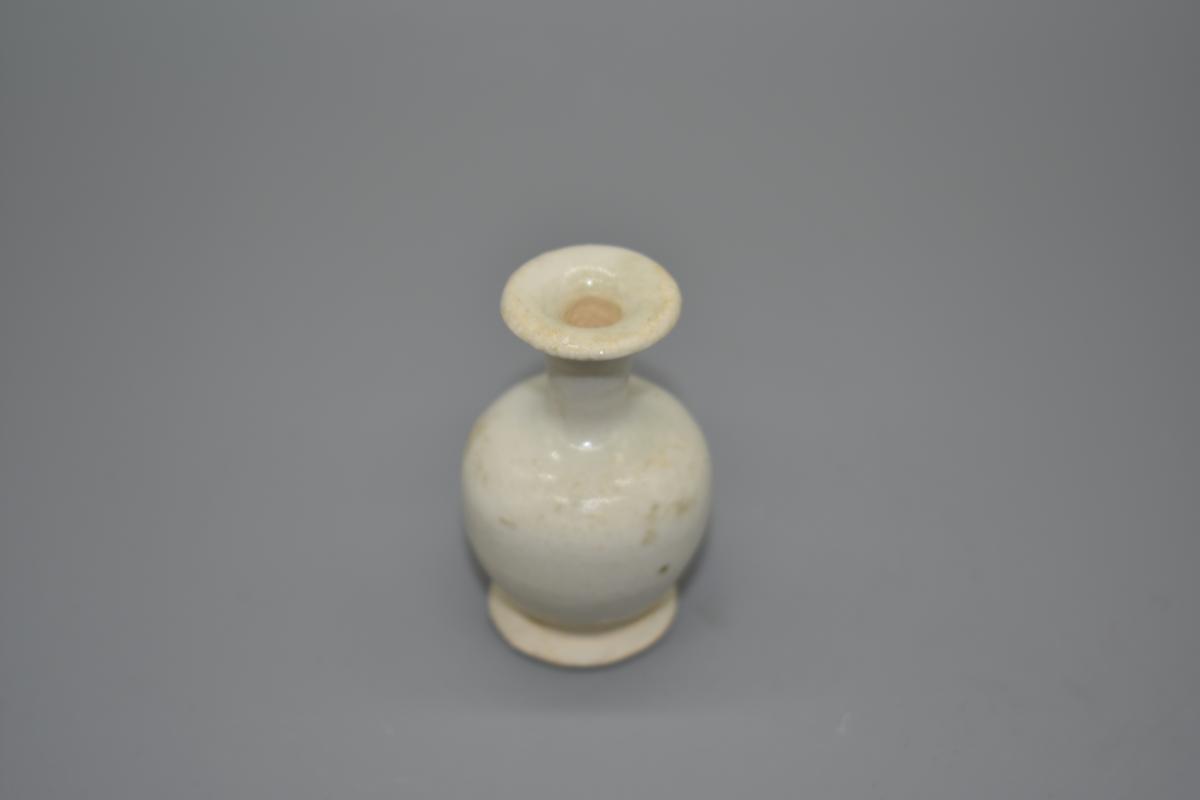 Miniature ding-type white glazed vase