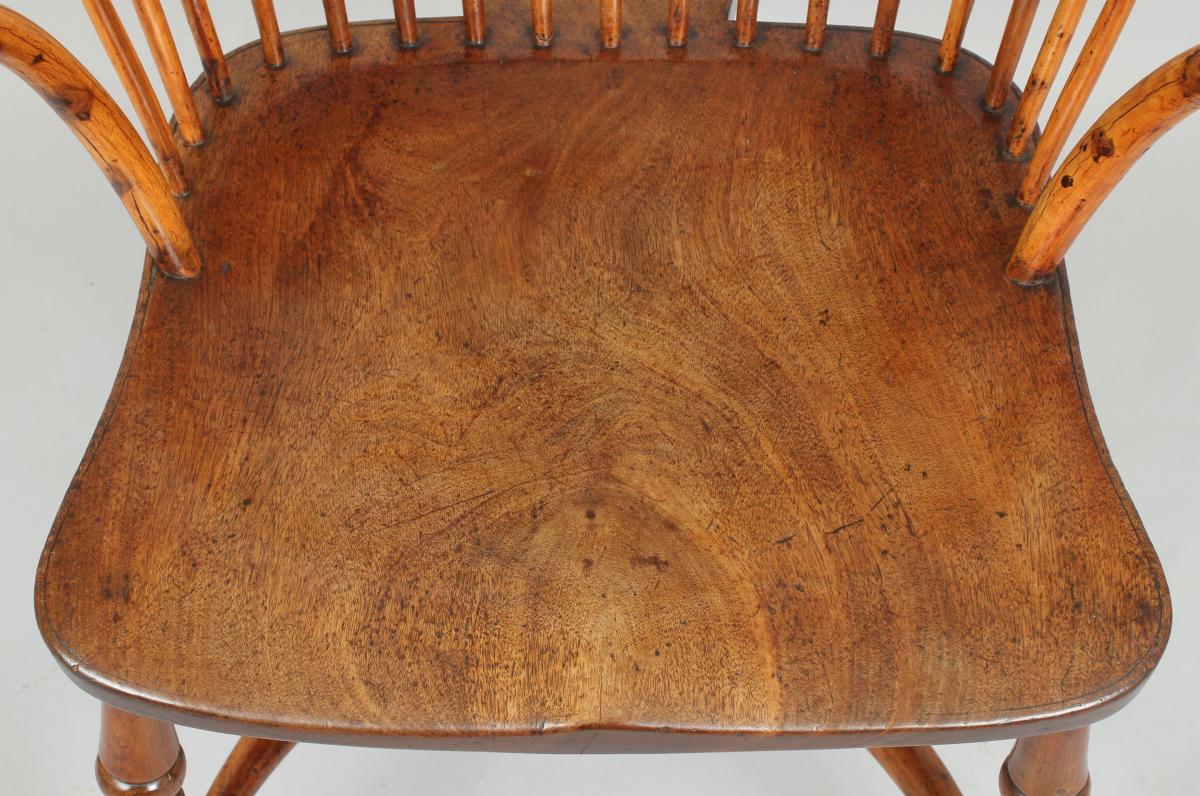 Very fine early 19th century yew-wood comb-back Windsor arm-chair