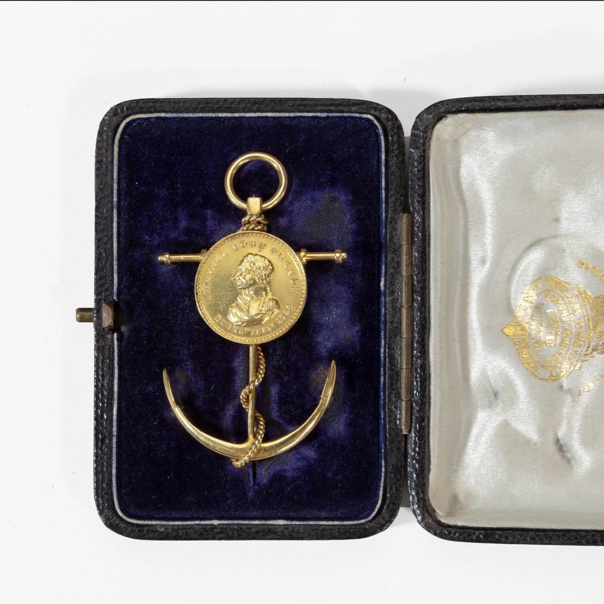 Commemorative brooch by Edmund Johnson, in 18ct gold with its original case