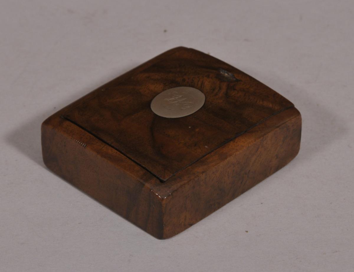 S/4005 Antique Treen 19th Century Figured Walnut Pocket Snuff Box