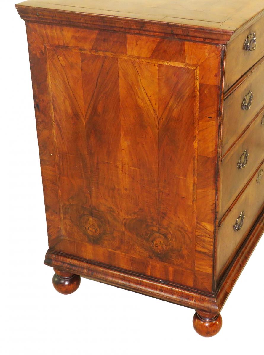 Early 18th Century English Walnut Chest Of Drawers Queen Anne Period