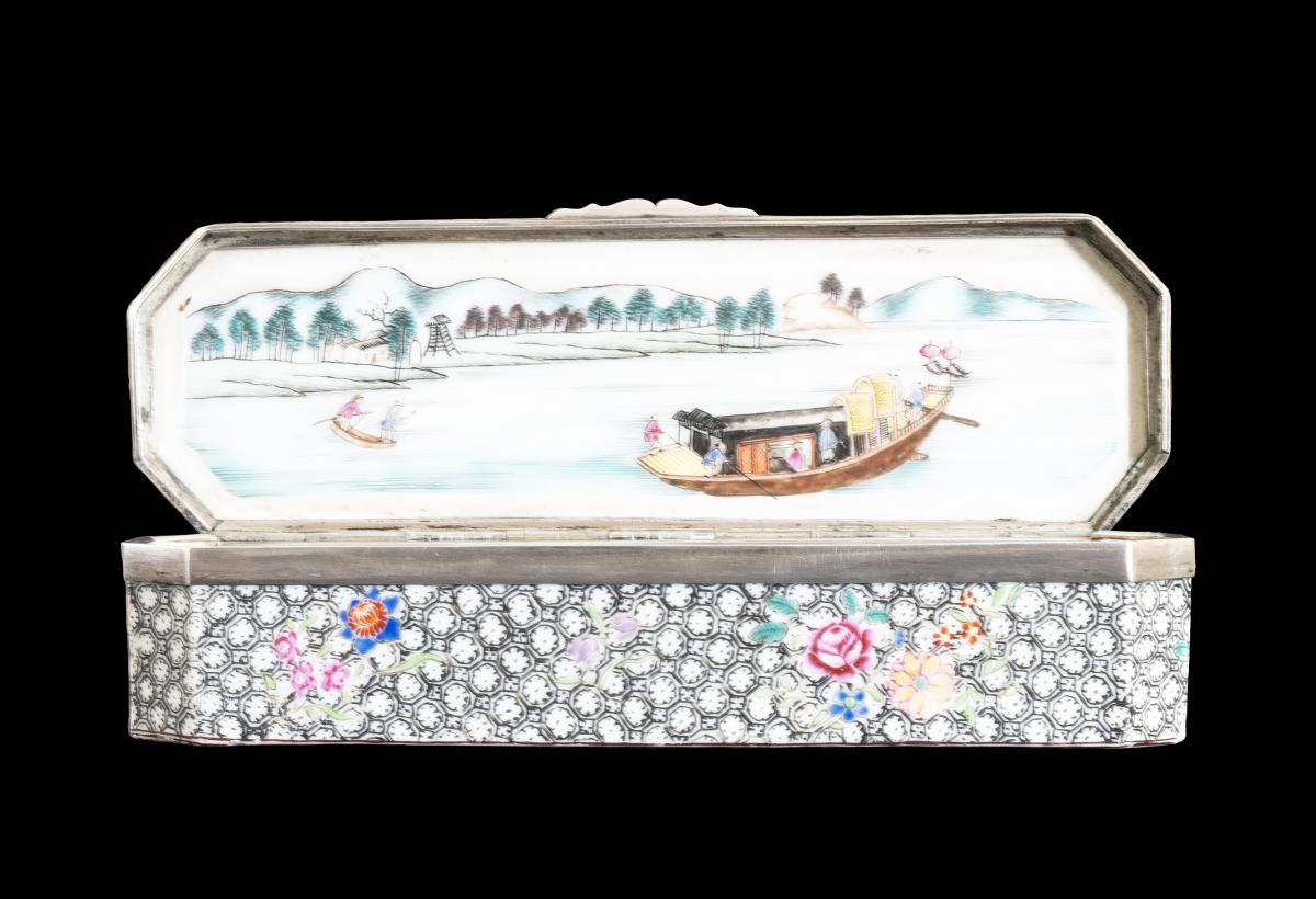 Chinese export porcelain pen box (qalamdan) painted en grisaille and famille rose