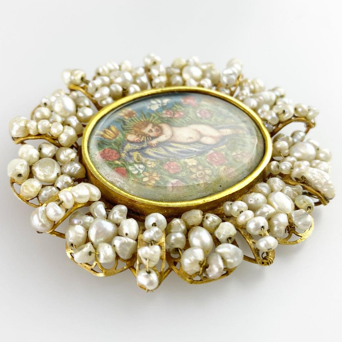 Gold & pearl pendant with sleeping Christ child. Spanish, 18th century