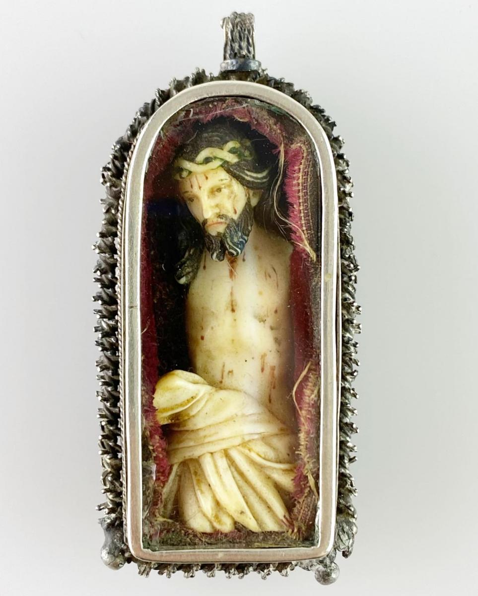Pendant with miniature carving of Christ. Spanish colonial, 17th century