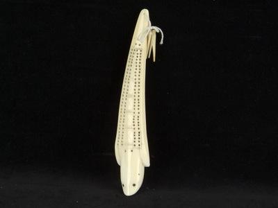 Whaler's seal-shaped cribbage board and counters_c