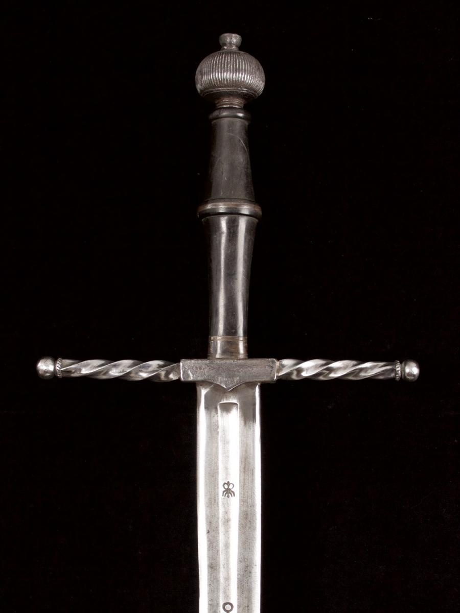 Decorative broadsword in the 16th Century style_d