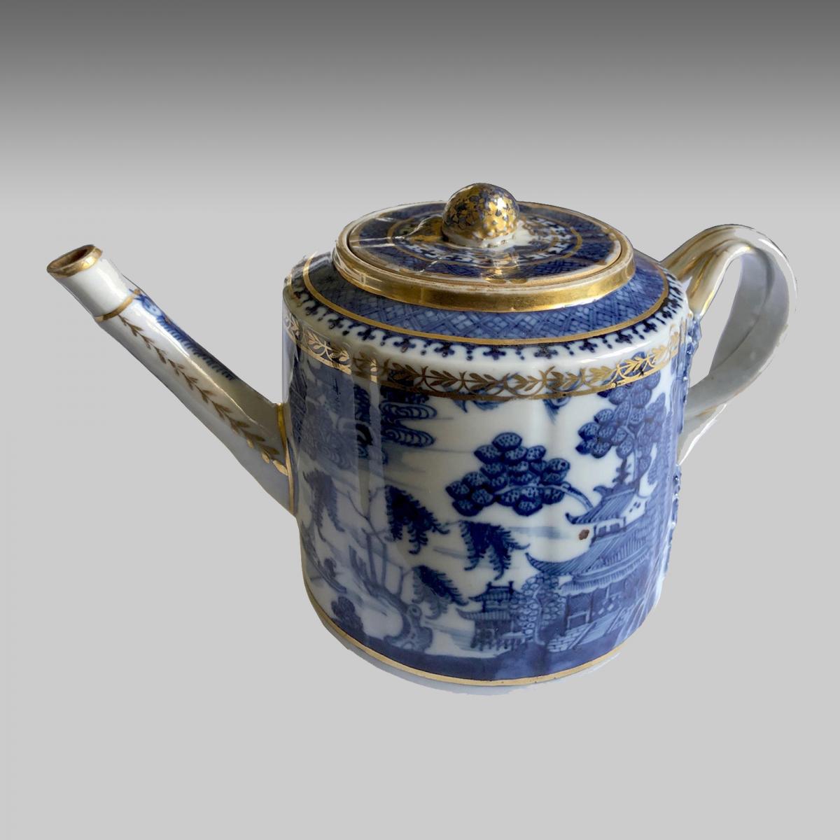 18th century Chinese Export Nanking porcelain teapot.