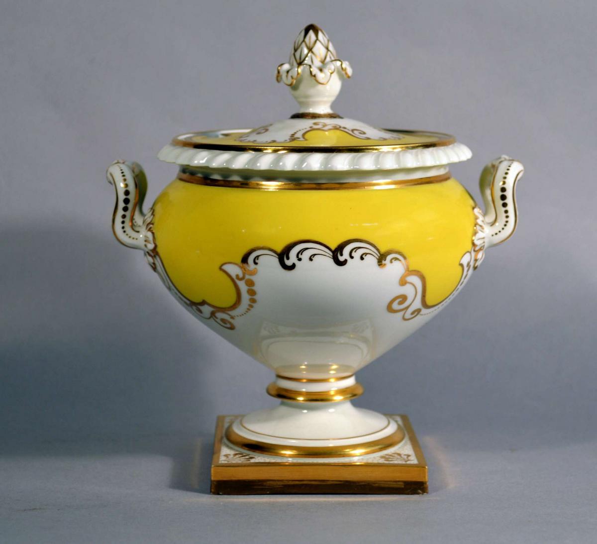 Flight, Barr & Barr Worcester Porcelain Yellow Sauce Tureen and Cover, Circa 1825
