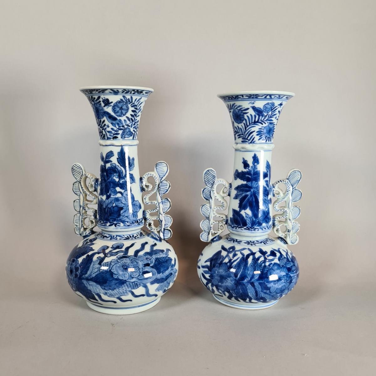 Pair of Chinese blue and white Venetian-glass style vases, Kangxi (1662-1722)