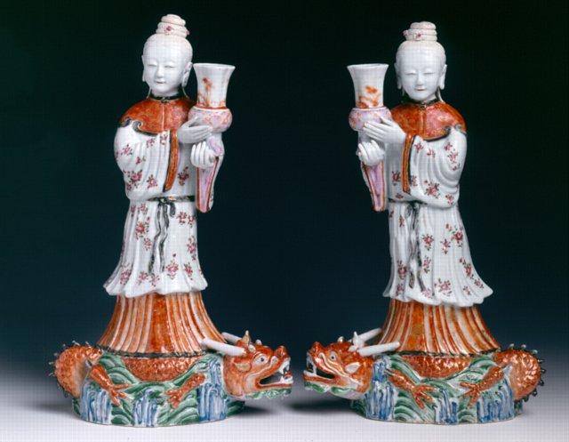 Chinese export porcelain wall vases modelled as ladies holding a vase. Circa 1780, Qianlong reign, Qing dynasty