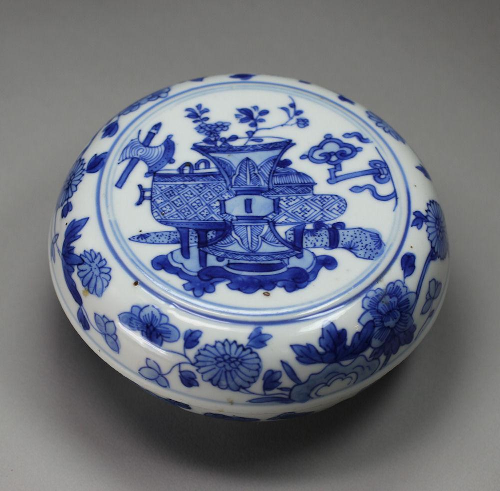 Chinese blue and white circular box and cover, Kangxi (1662-1722)