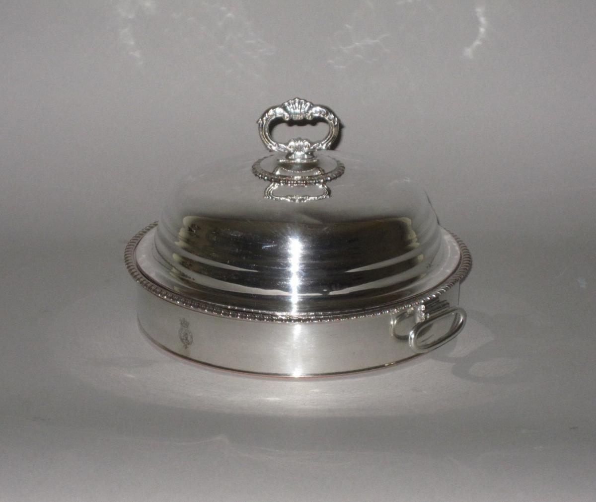 A SMALL ROUND OLD SHEFFIELD PLATE SILVER WARMING DISH & COVER, C. 1810