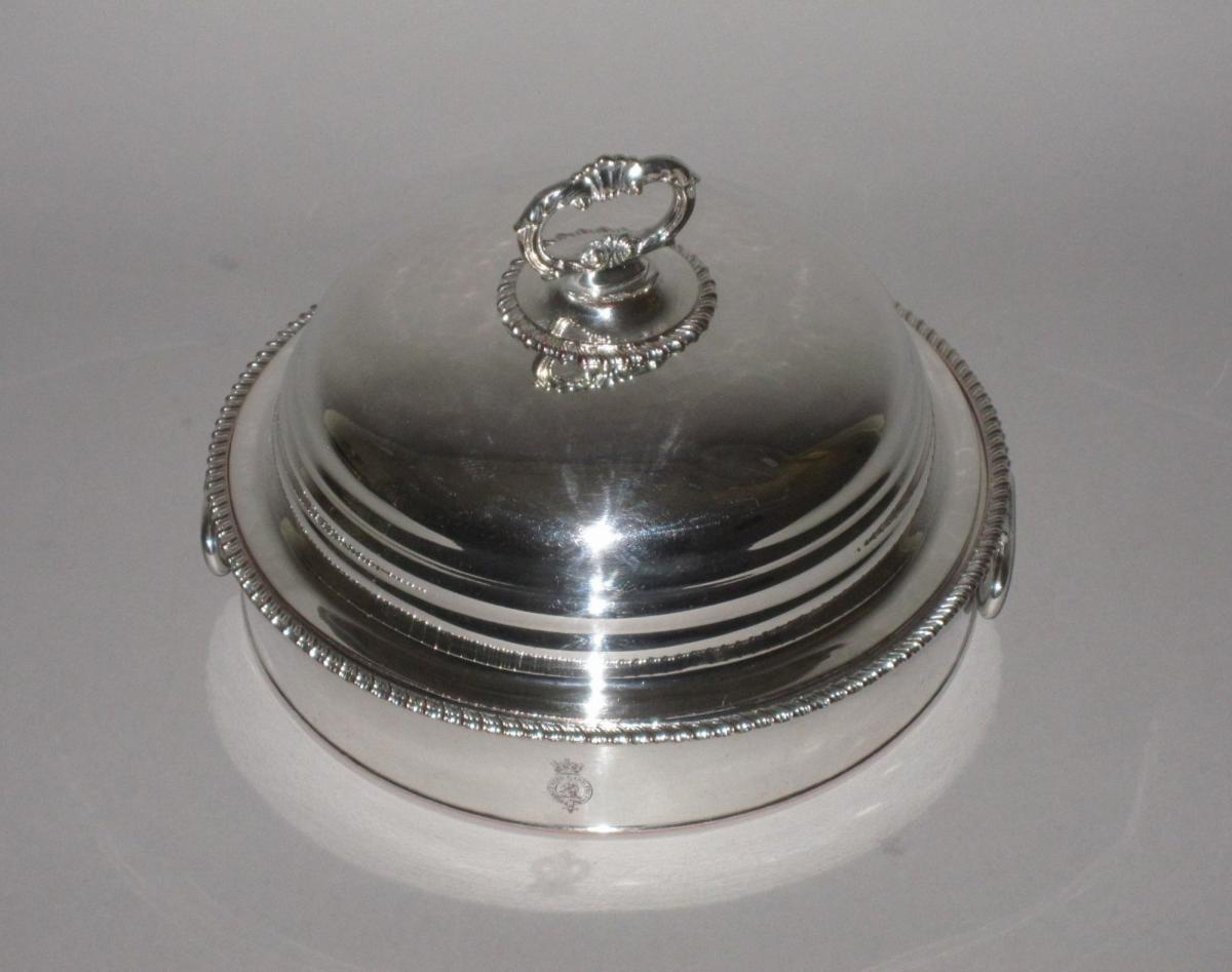 A SMALL ROUND OLD SHEFFIELD PLATE SILVER WARMING DISH & COVER, C. 1810