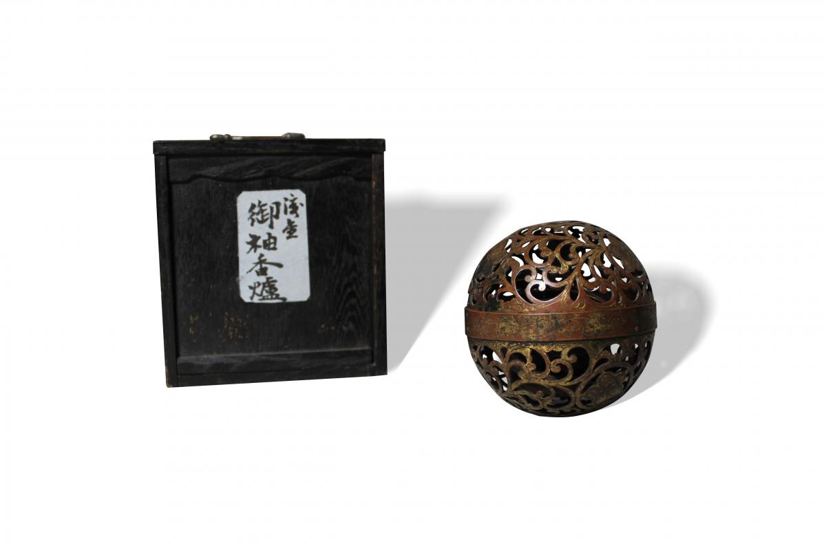 Spherical reticulated incense ball