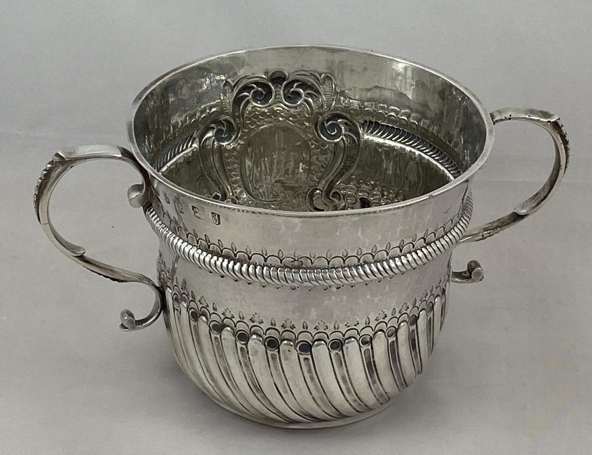 Silver porringer Humphrey Payne 1704