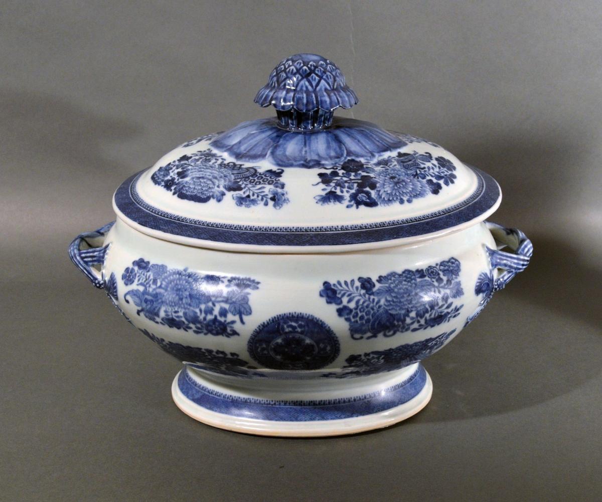 Late 18th-Century Chinese Export Porcelain Blue Fitzhugh Soup Tureen, Cover and Stand, Circa 1780-1810