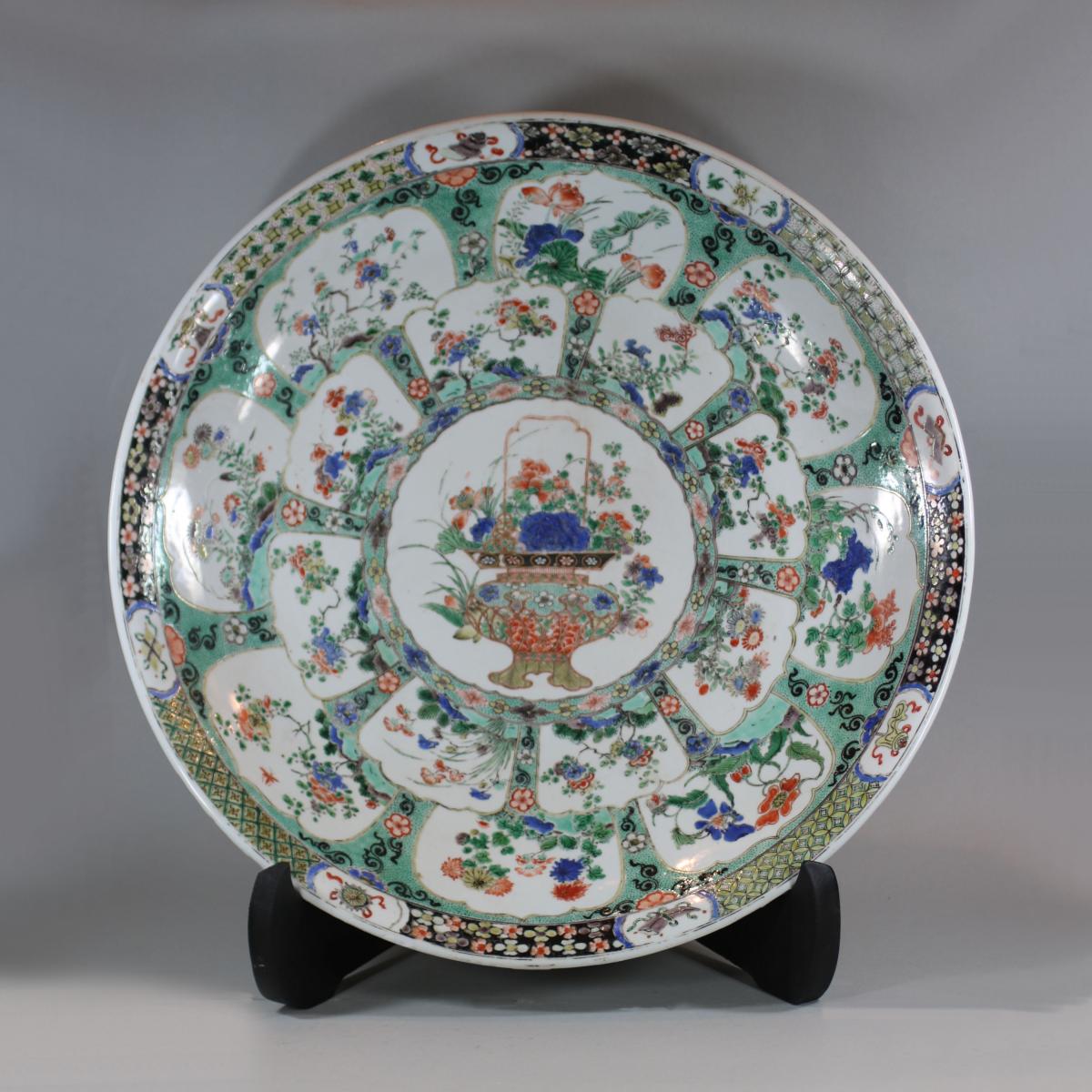 Massive Chinese famille-verte charger, Kangxi (1662-1722)