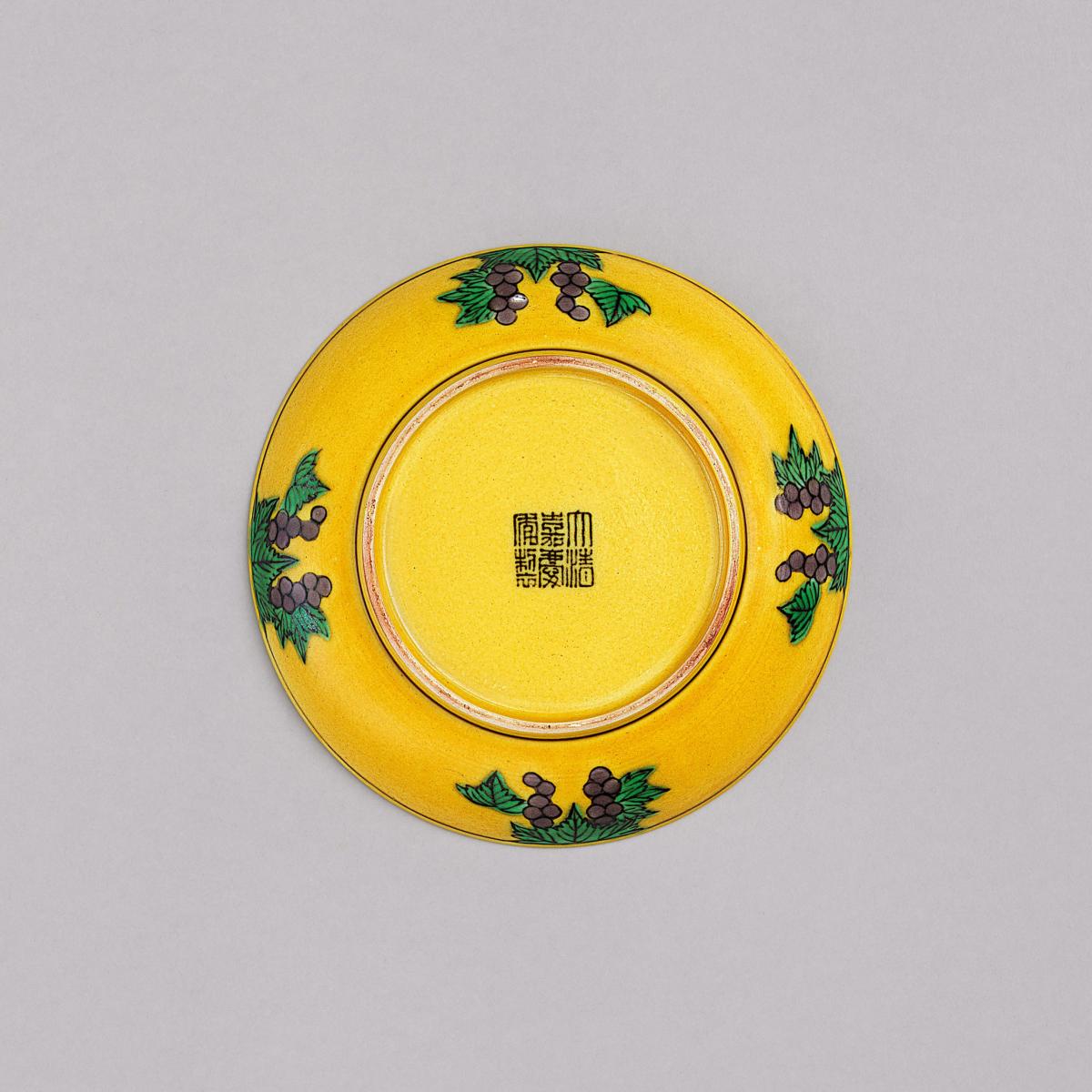Chinese imperial porcelain saucer dish, 1796-1820