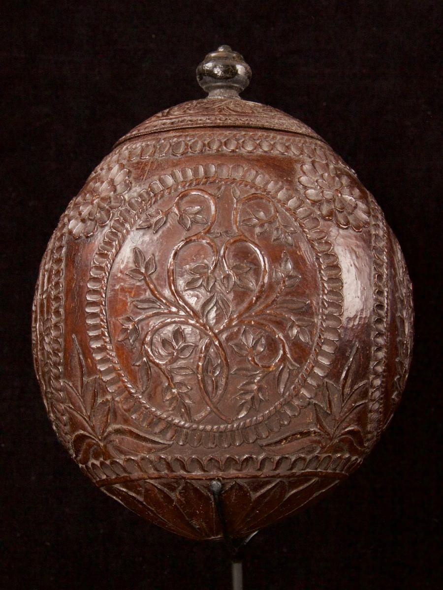 Carved and decorated coconut_c