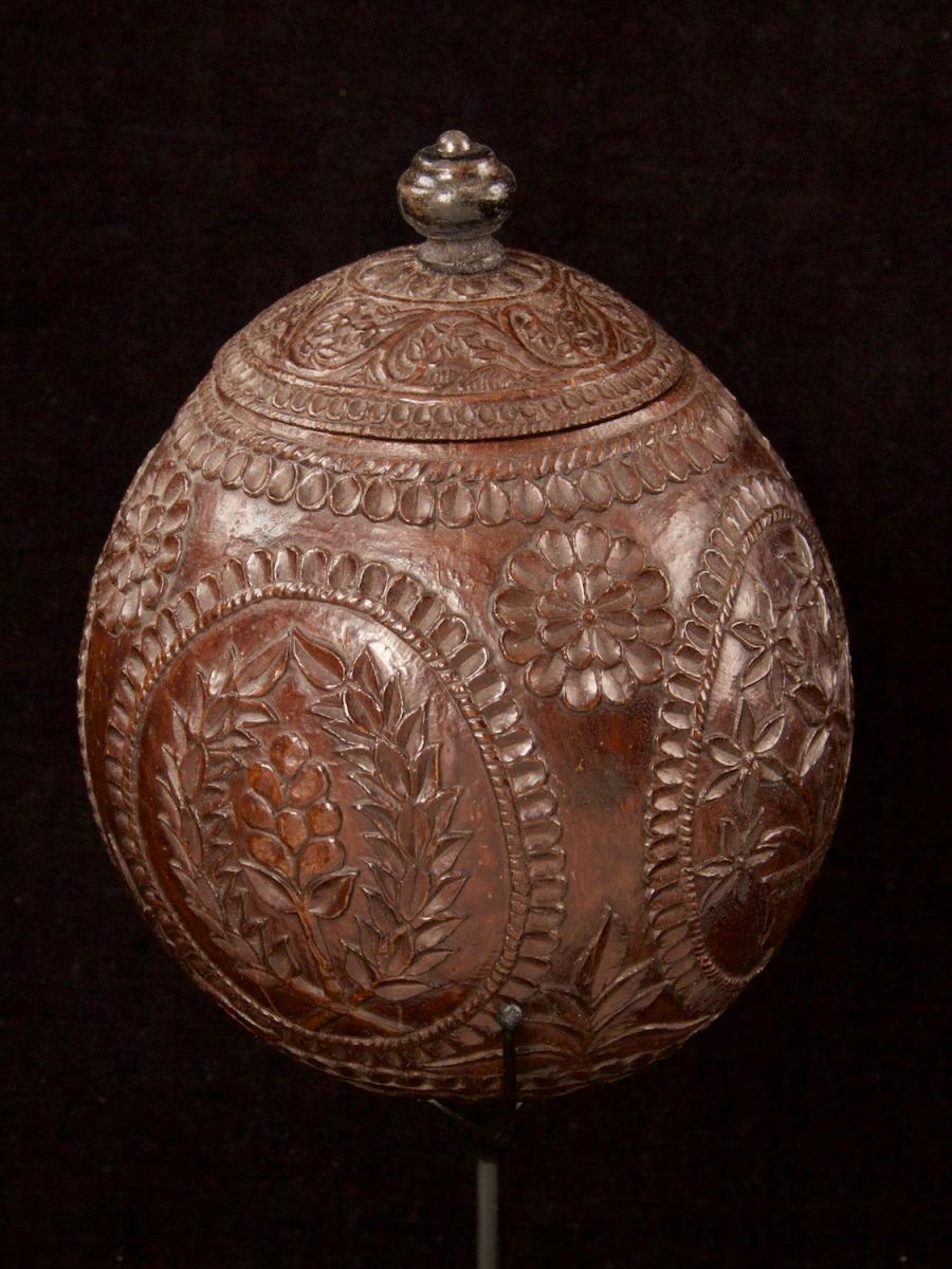 Carved and decorated coconut_e