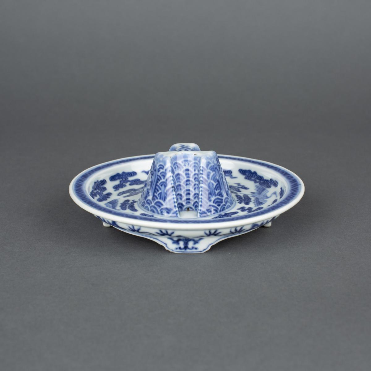 Chinese imperial porcelain blue and white jue stand, 1736-1795
